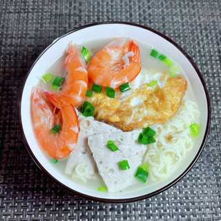 鲜虾鸡蛋肉饼汤面