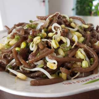 绿豆芽洋葱炒红薯饸饹面