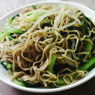 绿豆芽鸡毛菜拌青稞方便面