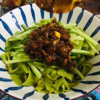菠菜香菇炸酱面