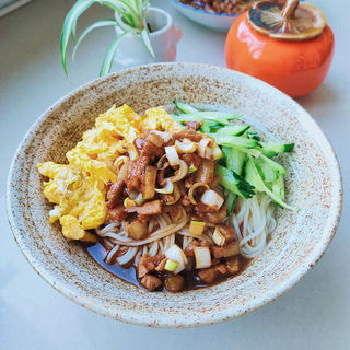 黄瓜鸡蛋炸酱面