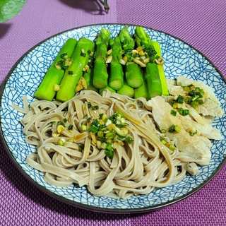 芦笋肉片拌黑麦面