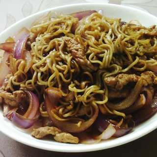 瘦肉丝洋葱炒青稞方便面