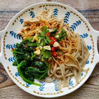 菠菜鸡胸肉拌荞麦面