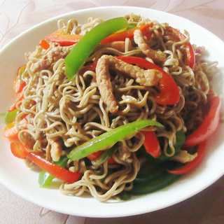 瘦肉双椒炒荞麦面