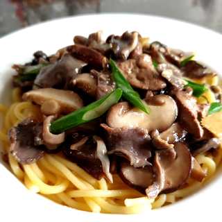 香菇鸡杂玉米面条