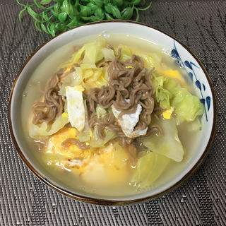 荷包蛋包菜汤面