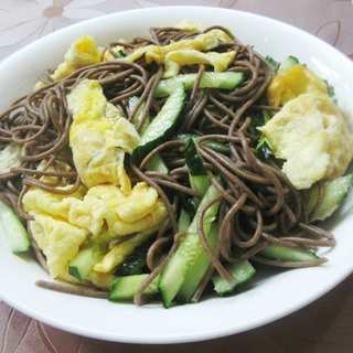 鸡蛋黄瓜拌荞麦面