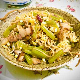 红烧肉黄豆芽芹菜蒸挂面