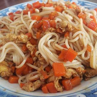 红萝卜鸡蛋炸酱面