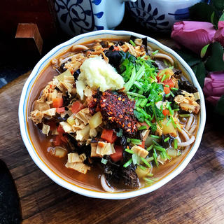 羊肚菌时蔬饸饹