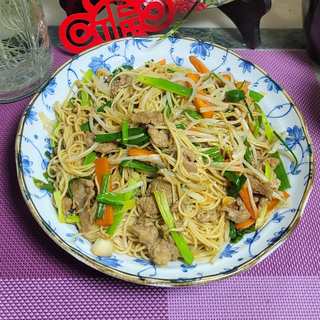瘦肉香葱绿豆芽炒竹升面