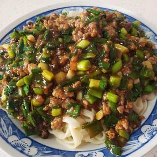 蒜苗肉沫炸酱面