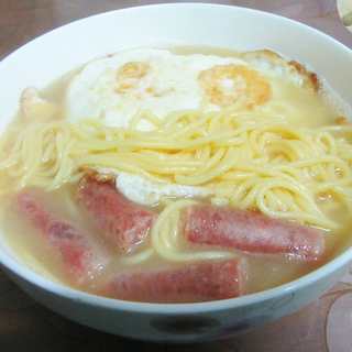 鸡蛋香肠玉米面条