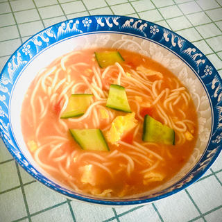 西红柿鸡蛋青瓜汤面