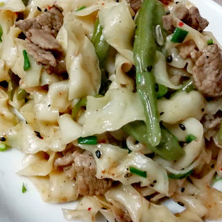 四季豆炒肉焖刀削面