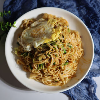 黑豆芽炒面条