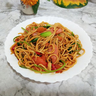 蔬菜香肠炒面