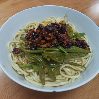 牛肉酱豆角肉丝拌面