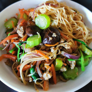 肉末小菇胡萝卜丝拌面
