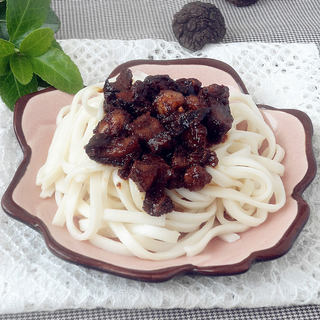 香菇肉丁酱拌面