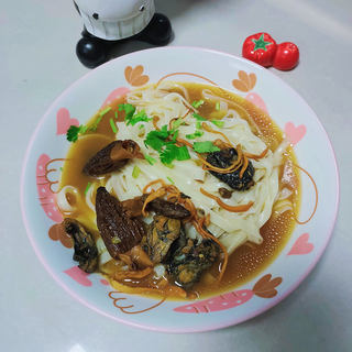 羊肚菌乌鸡汤面
