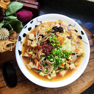 鹿茸菇时蔬饸饹