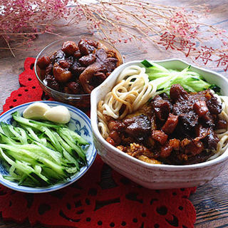 蘑菇肉丁炸酱面
