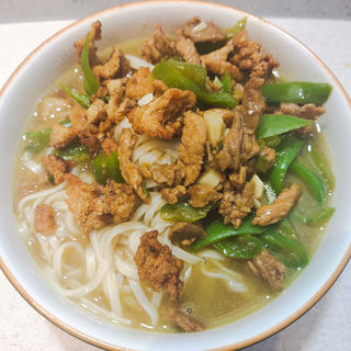 冬季暖胃汤面-青椒肉丝面
