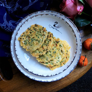蛋香槐花饼