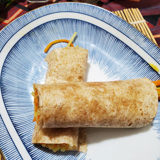 五花肉胡萝卜土豆丝卷饼