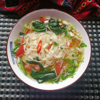 西红柿菠菜清汤面