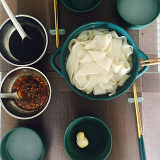 蘸汁裤带面（油泼辣子抻面）