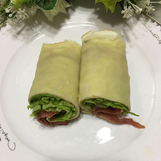 鸡蛋薄饼卷培根