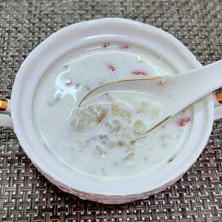 燕麦银耳牛奶羹