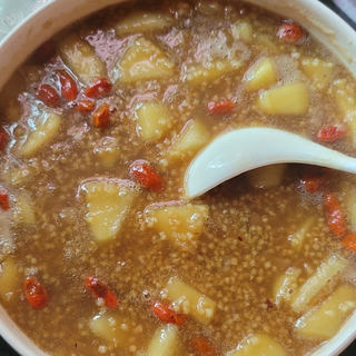 苹果杞子黑糖小米粥