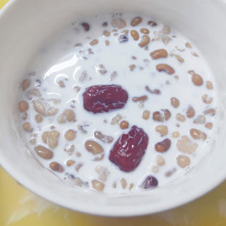 赤豆薏米仁牛奶粥