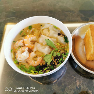 【今日早餐】鲜虾馄饨+一块蛋糕