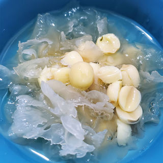 银耳莲子甜汤
