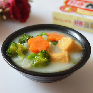 鲜蔬鱼豆腐奶白汤