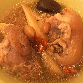 黄豆花生猪蹄汤