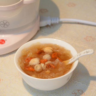 银耳莲子羹