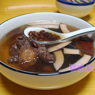 牛尾巴炖椰子黑豆汤