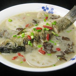 黑木耳莲藕鲫鱼汤