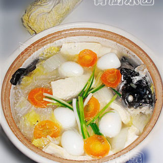 砂锅什锦鲫鱼汤