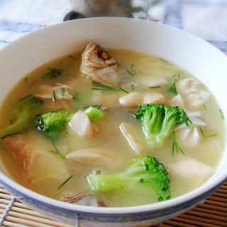 杏鲍菇鲫鱼汤
