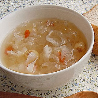 银耳莲子薏仁汤