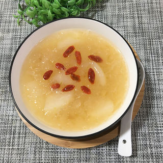 冰糖银耳梨子汤