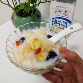 胶原蛋白满满的牛奶银耳莲子羹