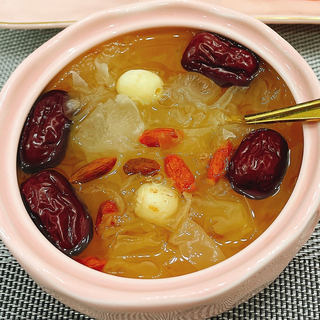 红枣莲子银耳羹